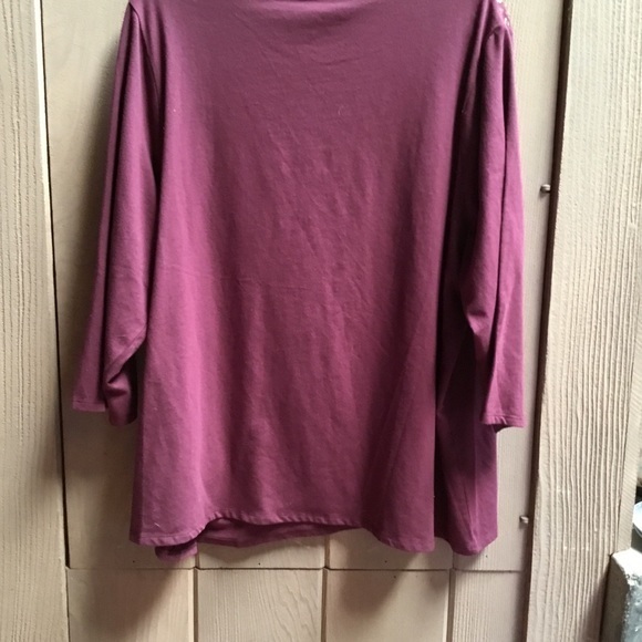 Tommy Hilfiger t-shirt with gold “foil” design. - Picture 3 of 5